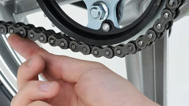 Inspection de la tension de la chaîne d’une moto