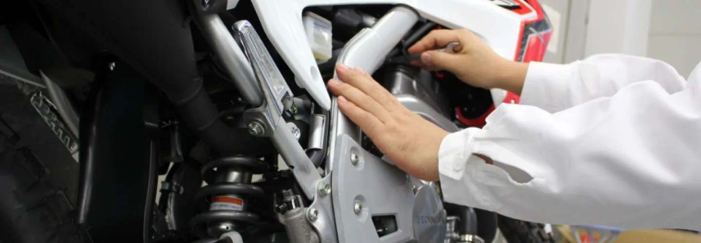 Technicien qui fait l’entretien d’une moto